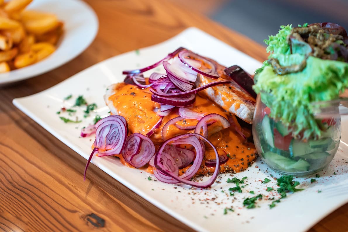 Teufelstoast mit scharfer Soße und Salat