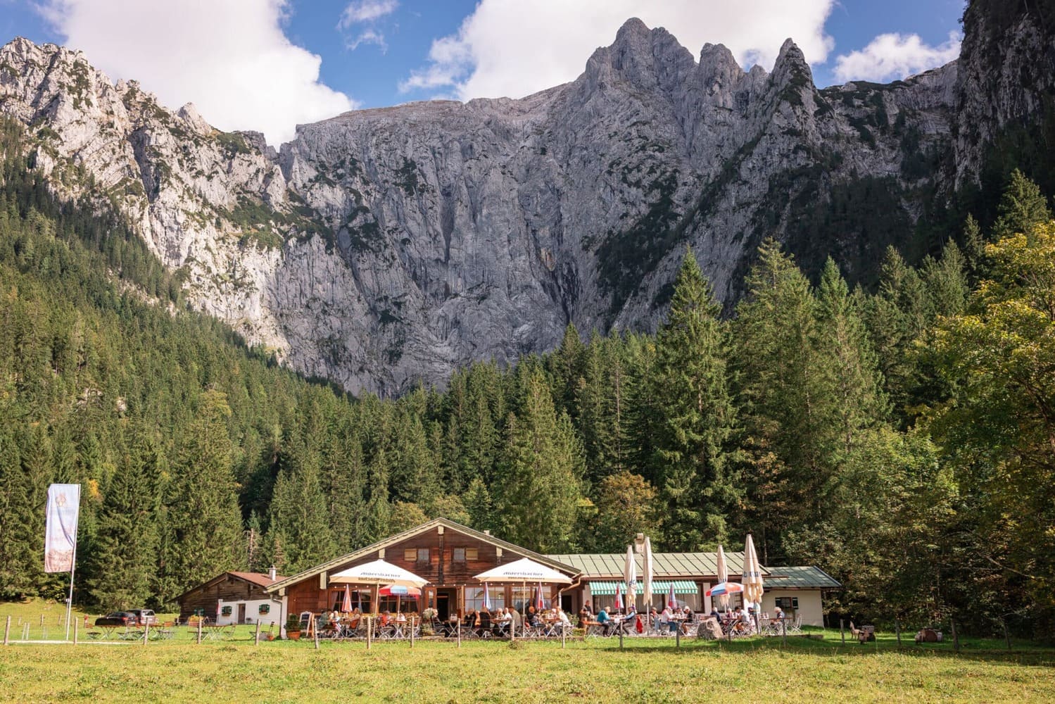 Scharitzkehlalm mit Sonnenterrasse - Im Hintergrund Hoher Göll