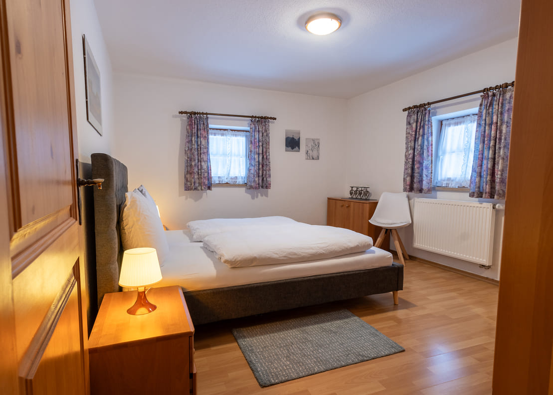 Gemütliches Schlafzimmer mit Doppelbett