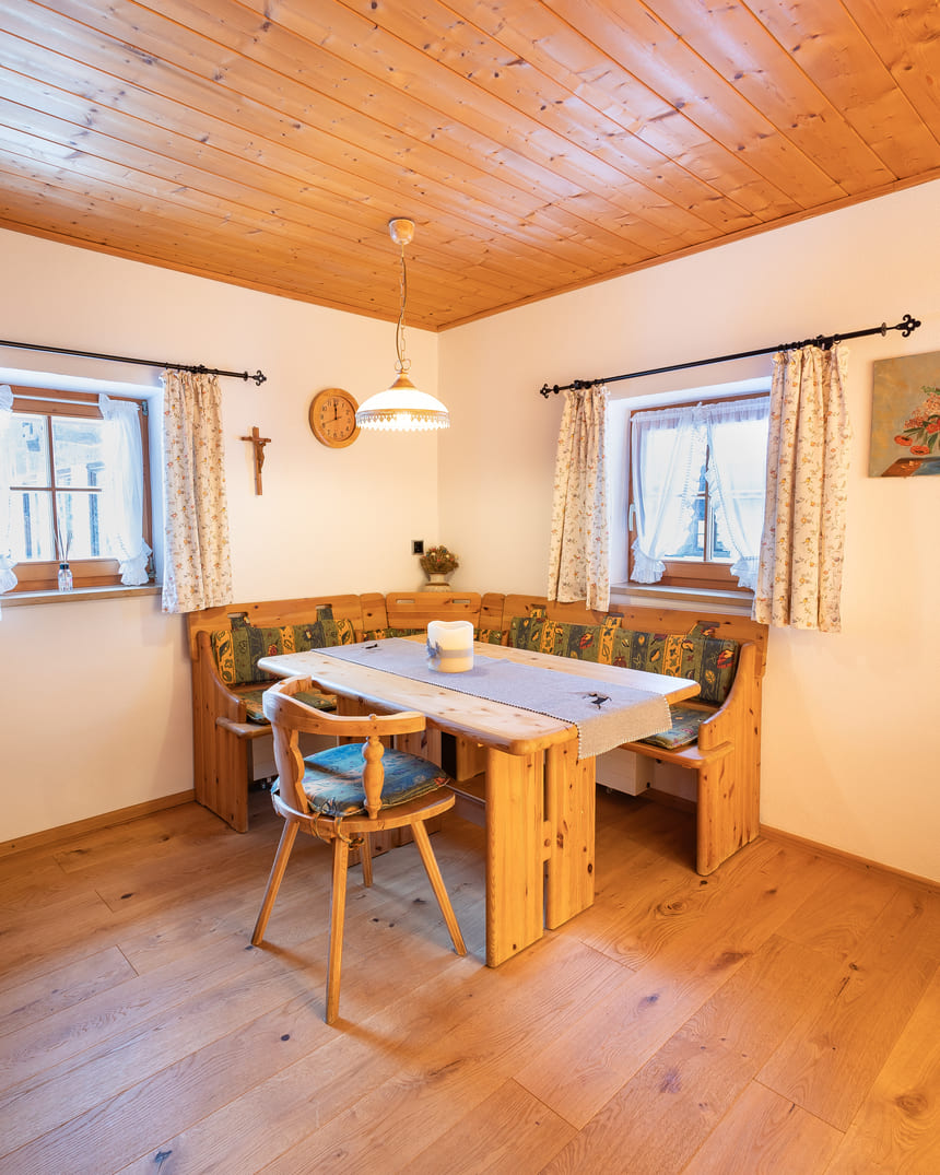 Gemütliche Stube der Scharitzkehlalm mit Eckbank und Holztisch