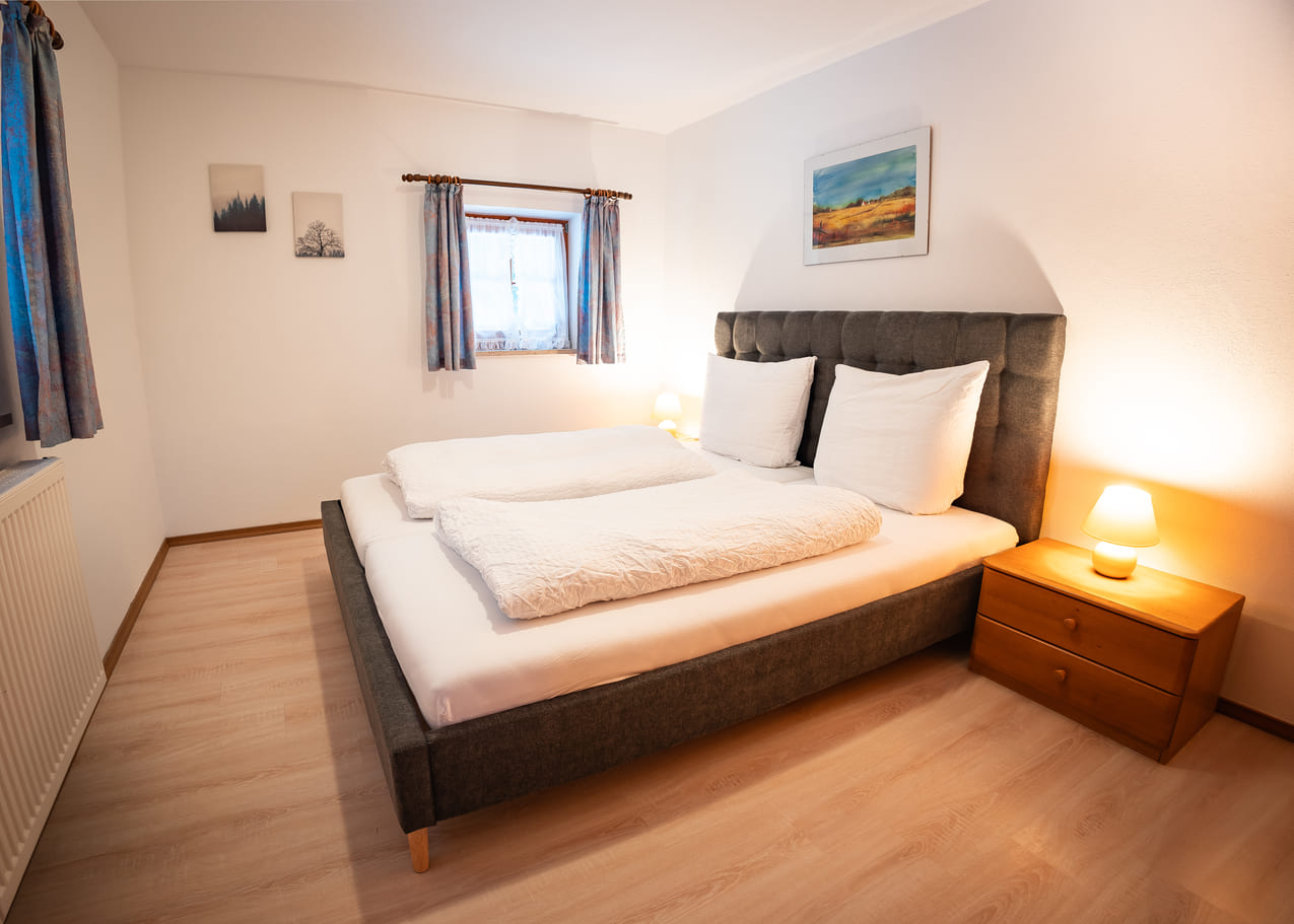 Gemütliches Schlafzimmer in einer Hütte mit einem Doppelbett